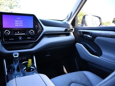 Used 2023 Toyota Highlander Limited image 24