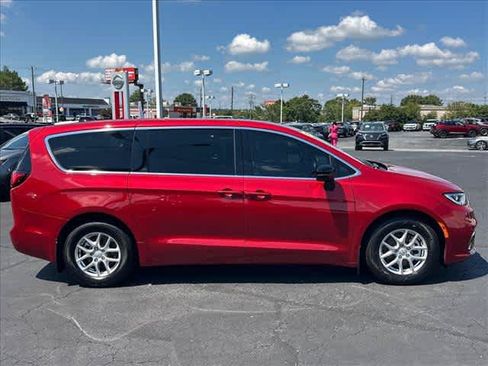 Used 2026 Chrysler Pacifica Select FWD image 2