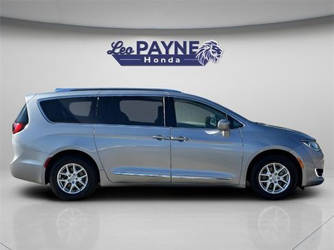 Used 2020 Chrysler Pacifica Touring-L image 10