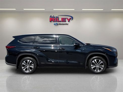 Used 2021 Toyota Highlander XLE image 6