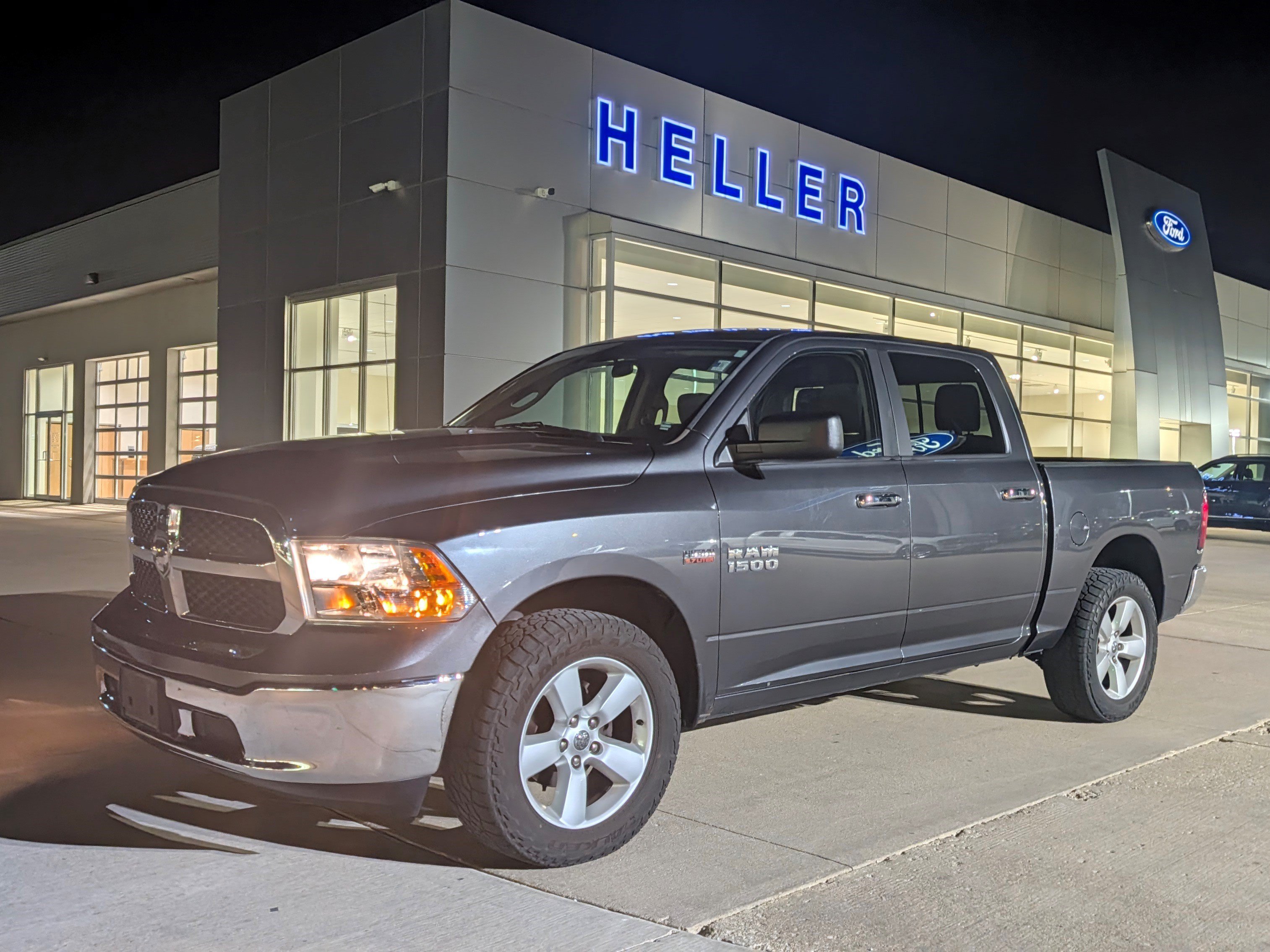Used 2017 RAM 1500 Classic SLT AWD/4WD image 3