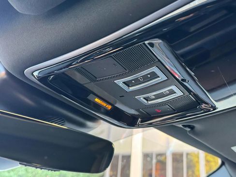 Used 2018 Land Rover Range Rover Velar R-Dynamic SE image 23