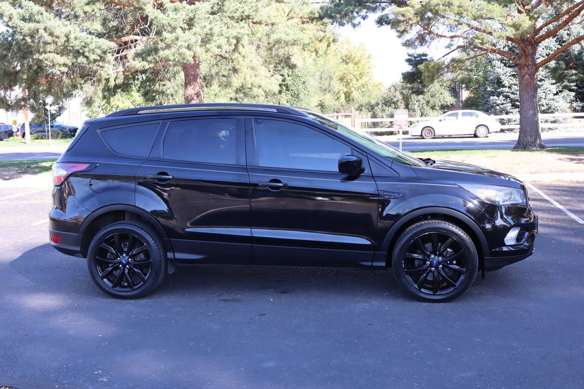 Used 2017 Ford Escape SE w/ Equipment Group 201A AWD/4WD image 3
