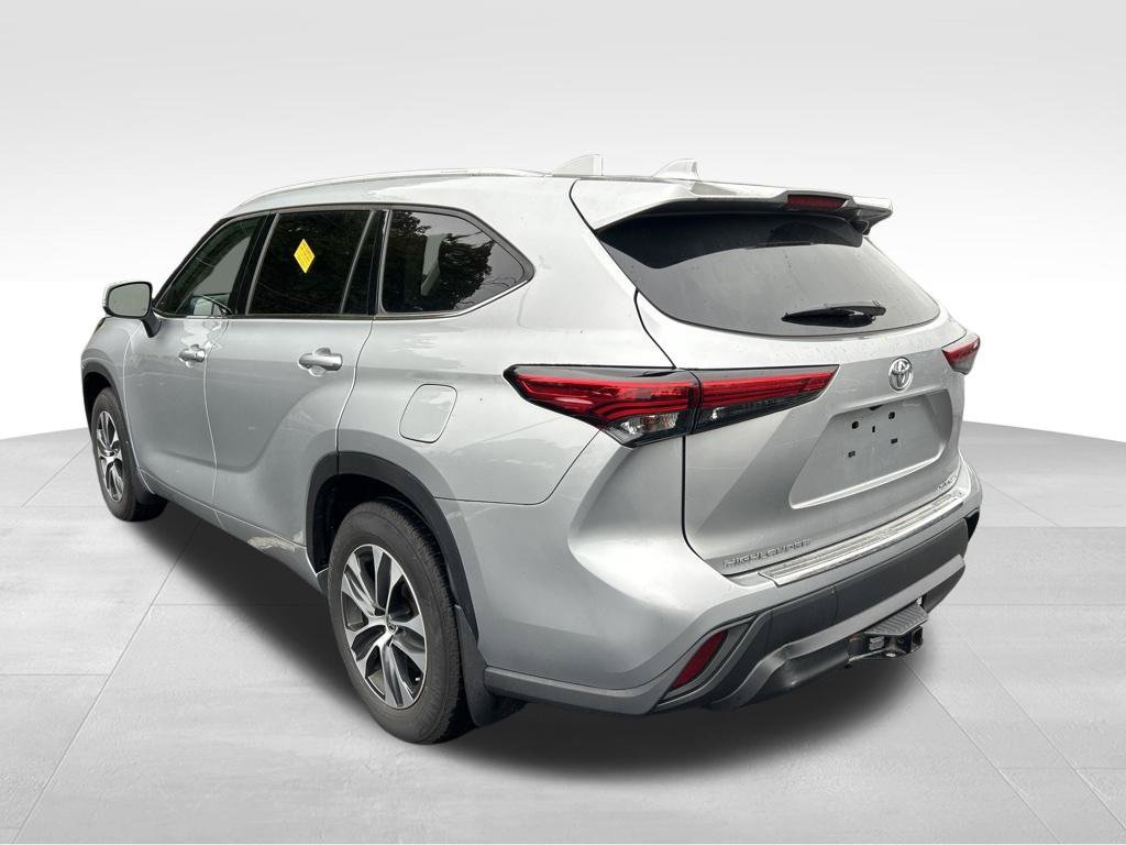 Used 2022 Toyota Highlander XLE AWD/4WD image 3