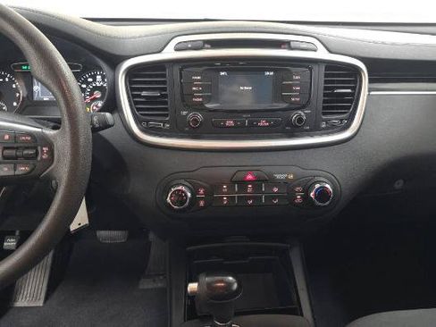 Used 2017 Kia Sorento FWD image 17
