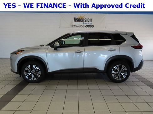 Used 2023 Nissan Rogue SV image 3