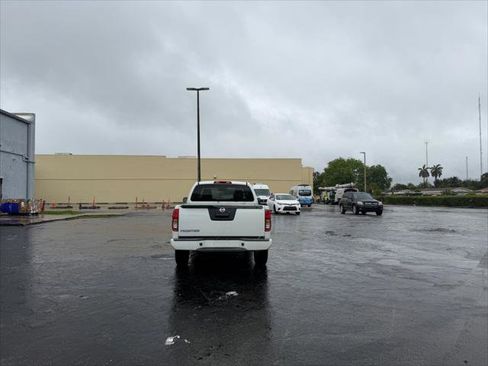 Used 2018 Nissan Frontier S RWD image 4