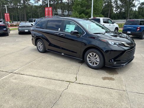 New 2026 Toyota Sienna XLE FWD image 9