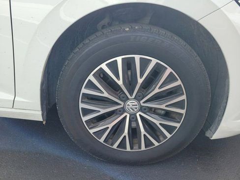 Used 2019 Volkswagen Jetta SE w/ Cold Weather Package FWD image 2