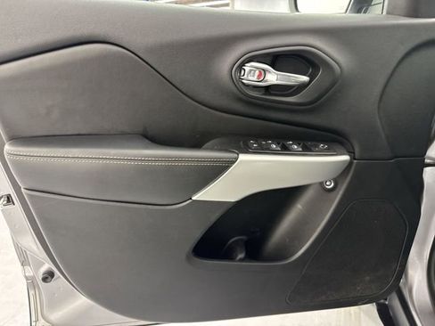 Used 2018 Jeep Cherokee Latitude Plus w/ Cold Weather Group AWD/4WD image 20