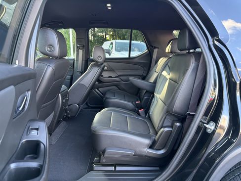 Used 2023 Chevrolet Traverse LT FWD image 18