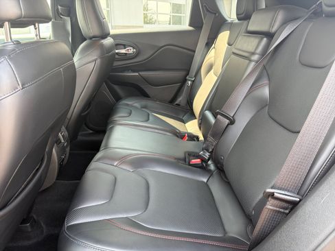 Used 2019 Jeep Cherokee Trailhawk AWD/4WD image 26