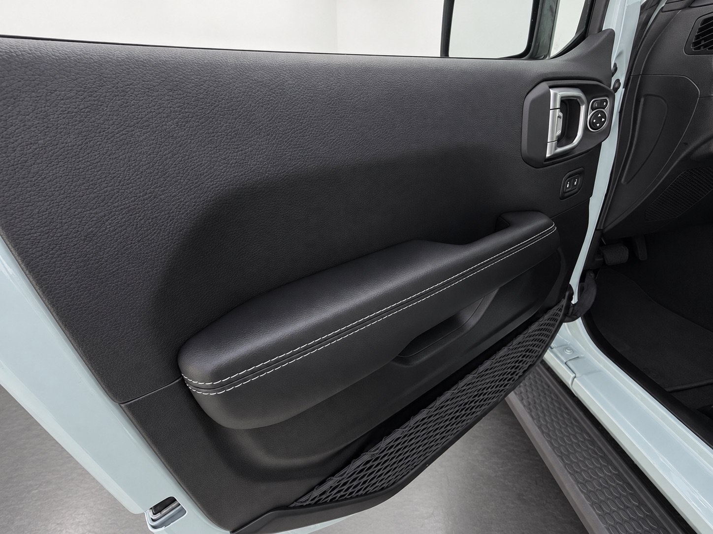 Used 2023 Jeep Wrangler Unlimited Sahara w/ Cold Weather Group AWD/4WD image 24