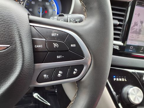 Used 2023 Chrysler Pacifica Touring-L FWD image 14