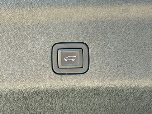 Used 2023 Chevrolet Suburban Premier image 13