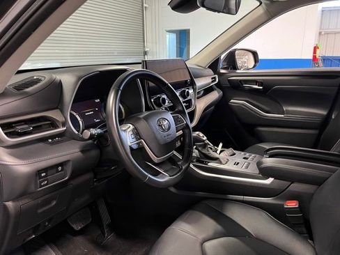 Used 2024 Toyota Highlander XLE AWD/4WD image 22