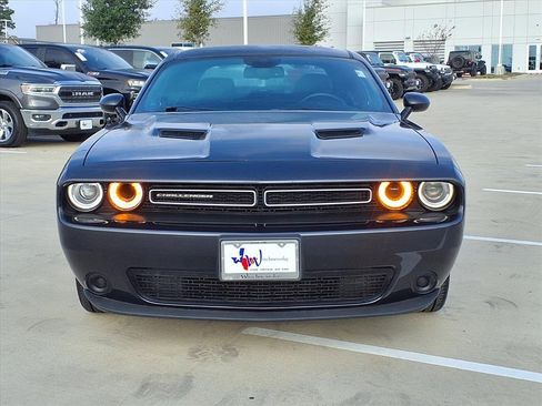 Used 2019 Dodge Challenger SXT image 4