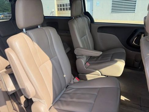 Used 2015 Chrysler Town & Country Touring FWD image 17