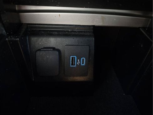 Used 2022 Ford Explorer XLT w/ Equipment Group 202A AWD/4WD image 22