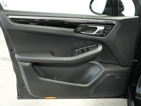 Used 2024 Porsche Macan image 25