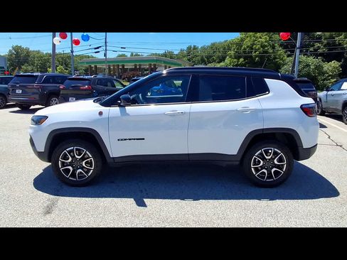 Used 2025 Jeep Compass Trailhawk AWD/4WD image 5