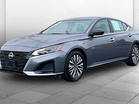Used 2025 Nissan Altima 2.5 SV FWD image 13