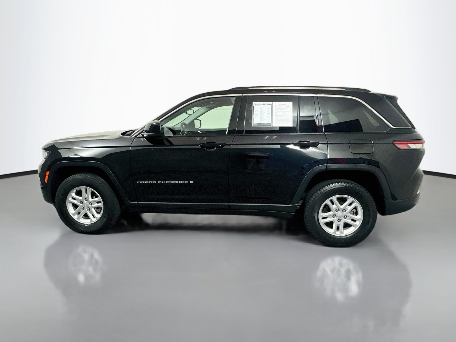Used 2023 Jeep Grand Cherokee Laredo AWD/4WD image 4