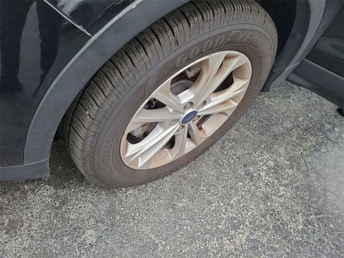 Used 2018 Ford Escape SE w/ SE Sync 3 Package image 4