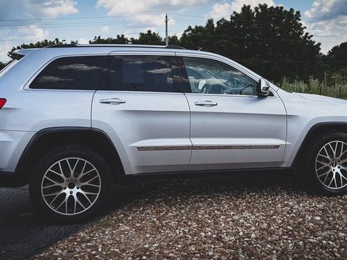 Used 2011 Jeep Grand Cherokee Limited w/ Luxury Group II AWD/4WD image 12