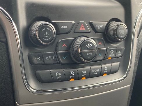 Used 2021 Jeep Grand Cherokee Laredo image 25