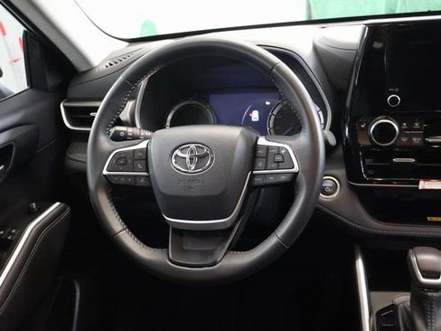 Certified 2025 Toyota Highlander XLE image 16