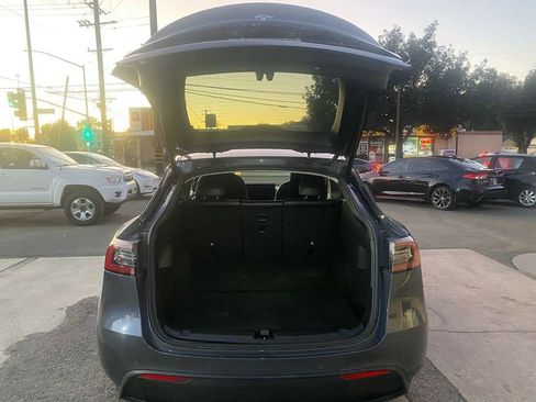 Used 2022 Tesla Model Y Long Range image 27