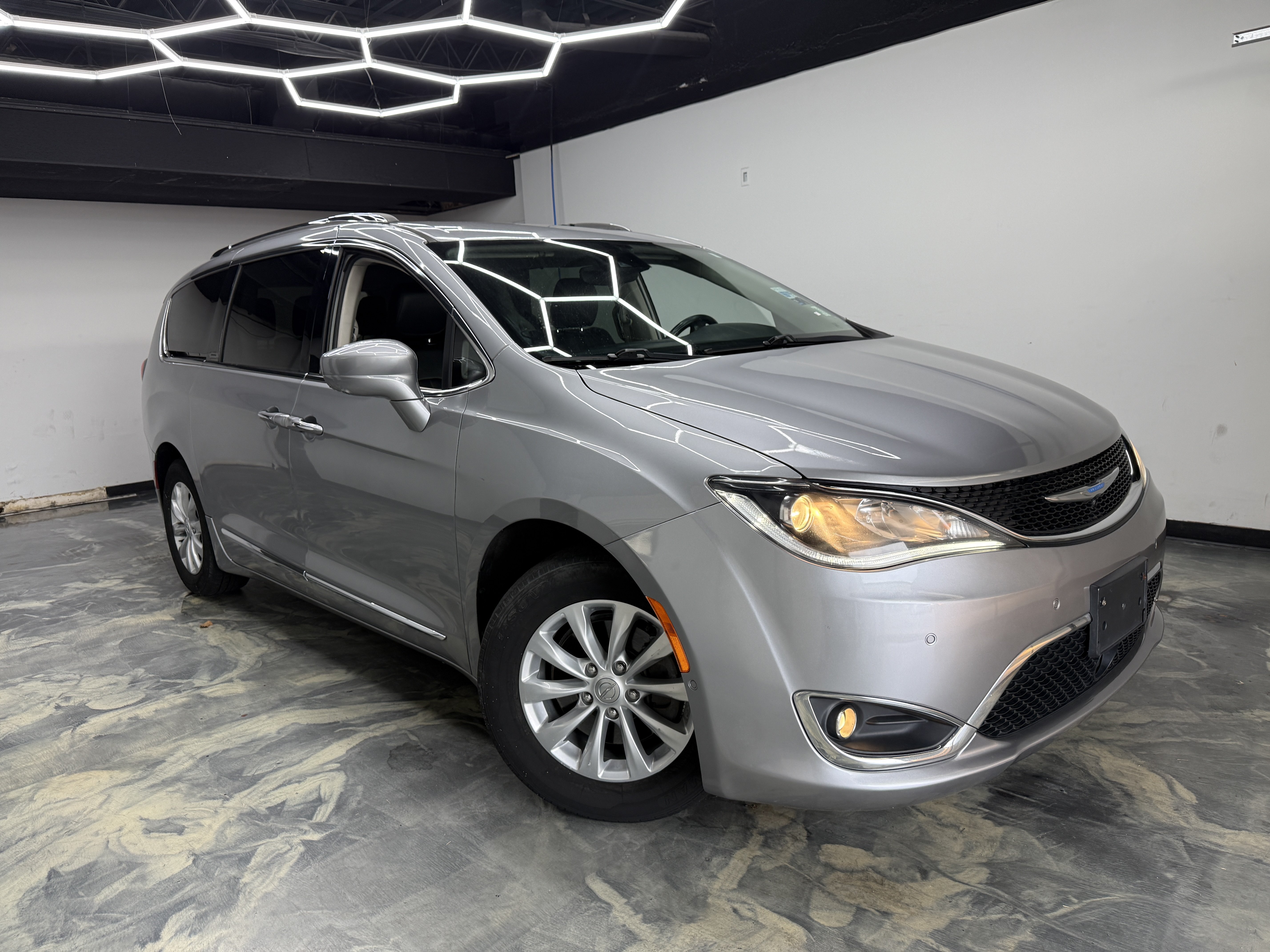 Used 2018 Chrysler Pacifica Touring-L FWD image 5