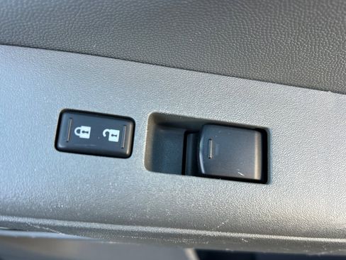 Used 2021 Nissan Frontier SV w/ Midnight Edition Floor Mats image 18