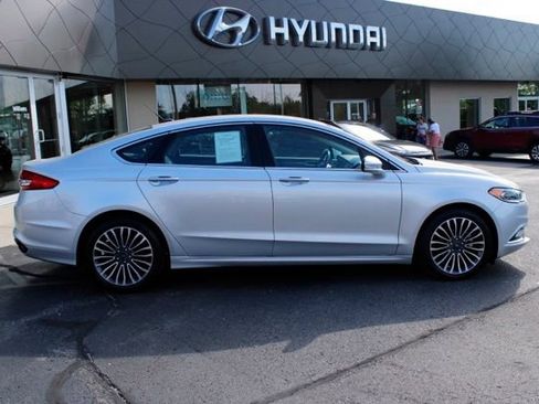 Used 2017 Ford Fusion SE w/ Fusion SE Technology Package FWD image 2