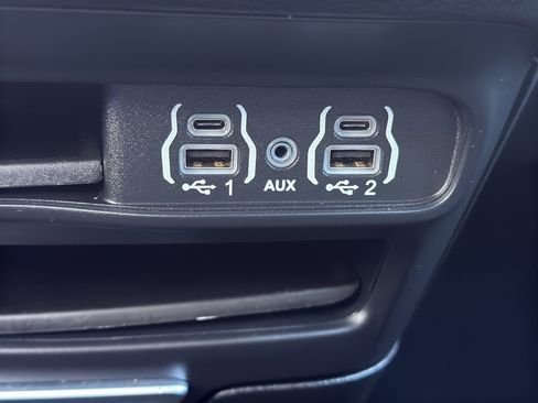 Used 2025 Chrysler Pacifica Select FWD image 30