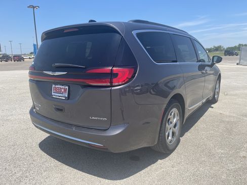 Used 2023 Chrysler Pacifica Limited FWD image 4
