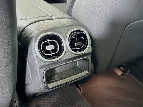 Used 2025 Mercedes-Benz C 300 4MATIC Sedan image 28