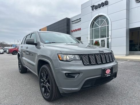 Used 2022 Jeep Grand Cherokee Laredo X image 1