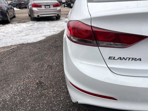 Used 2017 Hyundai Elantra SE image 8