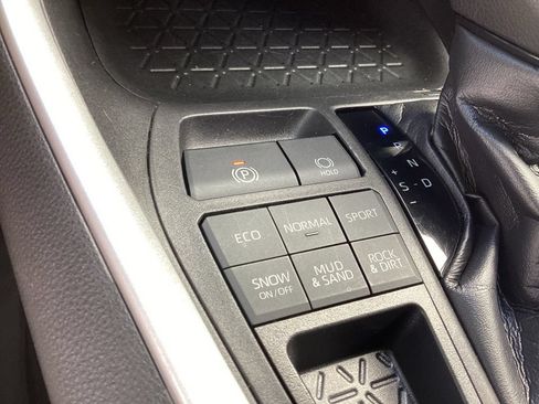 Used 2021 Toyota RAV4 LE AWD/4WD image 16