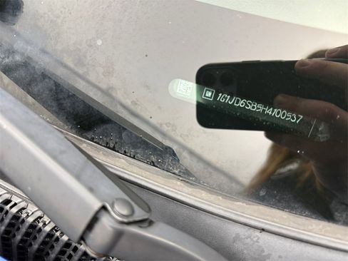 Used 2017 Chevrolet Sonic LT image 29