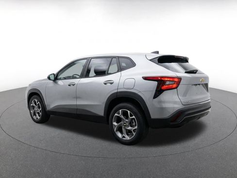 Used 2025 Chevrolet Trax LT FWD image 7