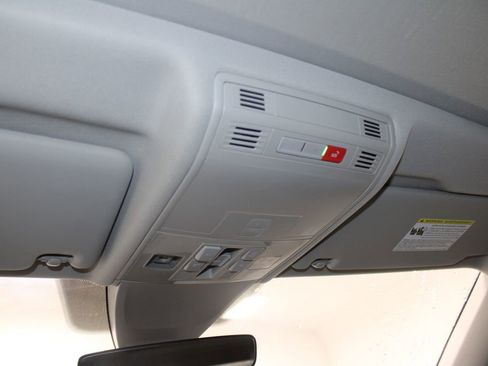 Used 2024 Volkswagen Tiguan SE image 44