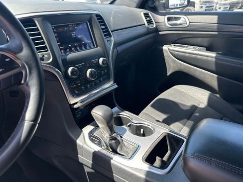 Used 2019 Jeep Grand Cherokee Laredo AWD/4WD image 25