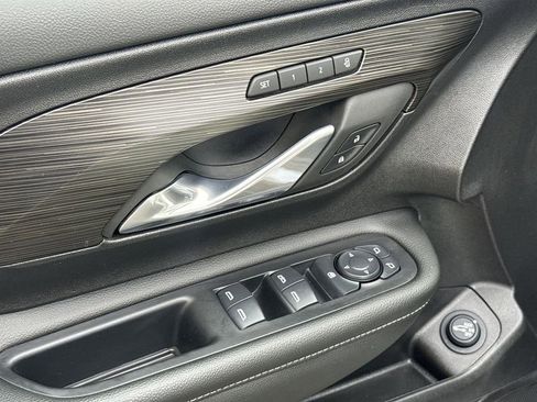 Used 2024 GMC Terrain SLT image 21