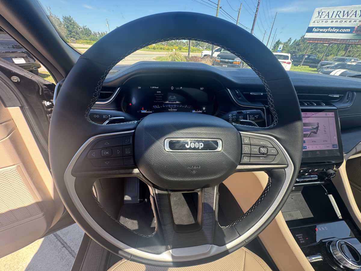 Used 2025 Jeep Grand Cherokee Limited w/ Luxury Tech Group II AWD/4WD image 15
