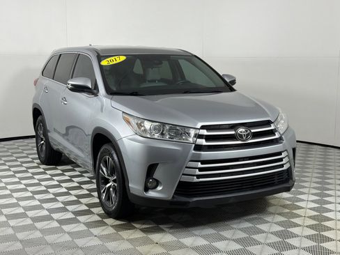 Used 2017 Toyota Highlander Plus FWD image 3