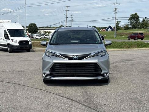 Used 2022 Toyota Sienna XLE FWD image 2