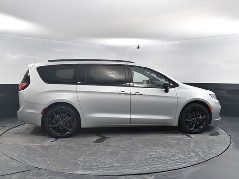 New 2026 Chrysler Pacifica Limited image 11